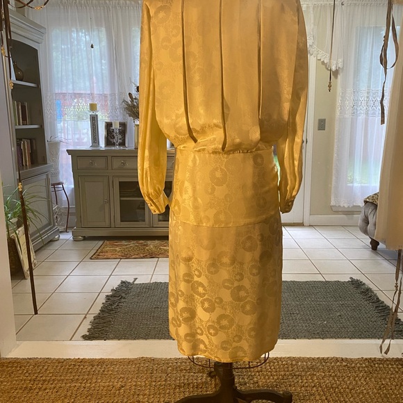 Yellow long sleeve silk dress from the 80s - Picture 2 of 3